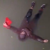 老人不慎落水镇定伸大字等待救援