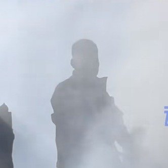 兵哥哥遇火灾马上爬上屋顶救火