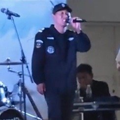 高校保安献唱海阔天空助力校园活动