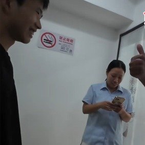 小伙打卡爱情公寓一个空翻踩坏木板