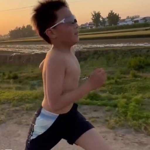 胖墩儿子坚持跑步三年变帅哥