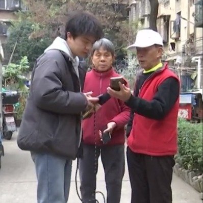 老人手机丢失出租车司机热心送回