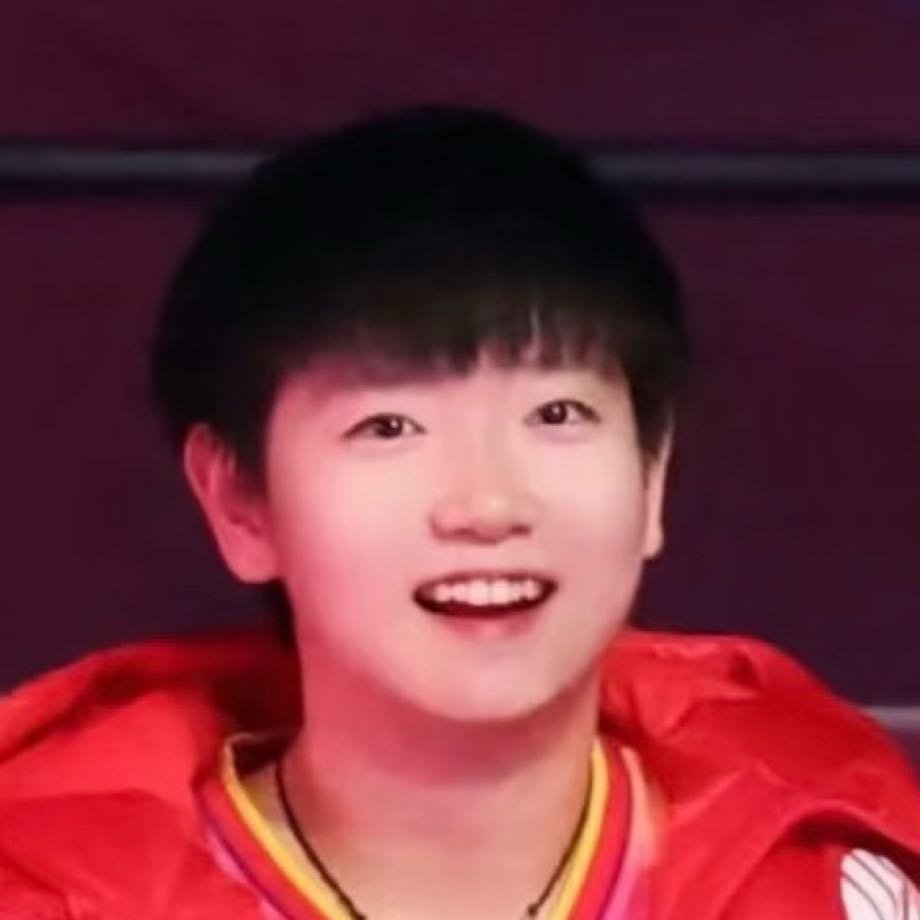 孙颖莎在球上签好名抛向观众席