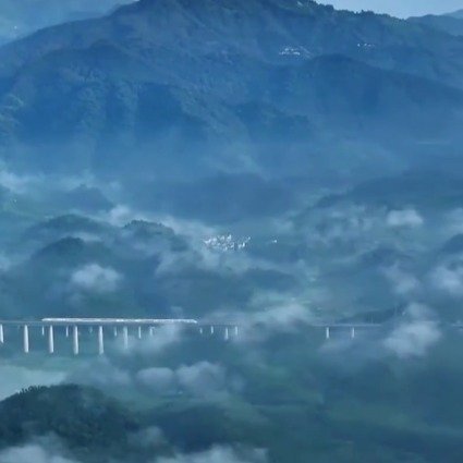 高铁在安徽驶入千里江山图