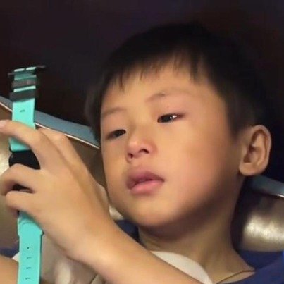 2年级男生得知女同学转校眼眶含泪