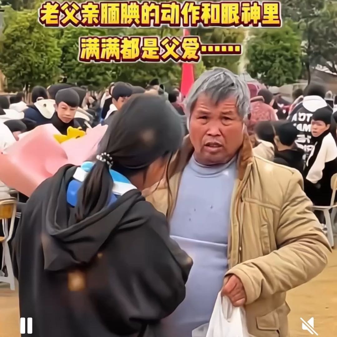 中考百日誓师白发父亲腼腆送花