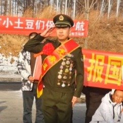 小伙和妈妈久别重逢没被认出