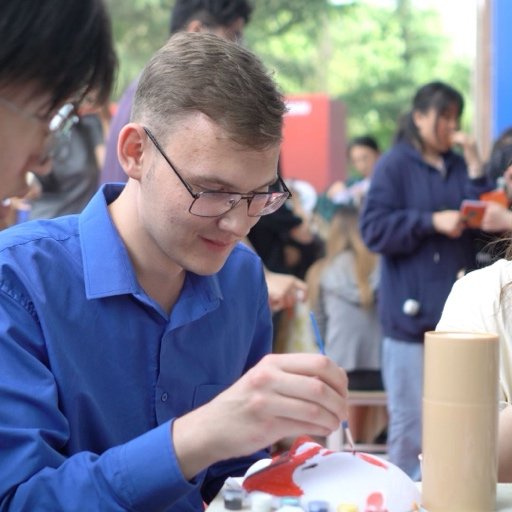 高校留学生迷上画戏曲脸谱
