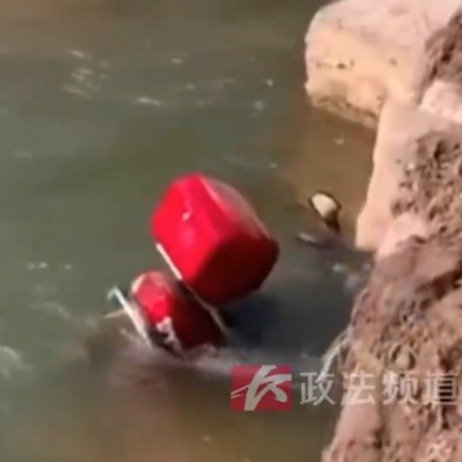 5岁男童坠河货车司机跳河救人