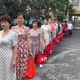 家长团送高考生定制蛋糕仪式感满满