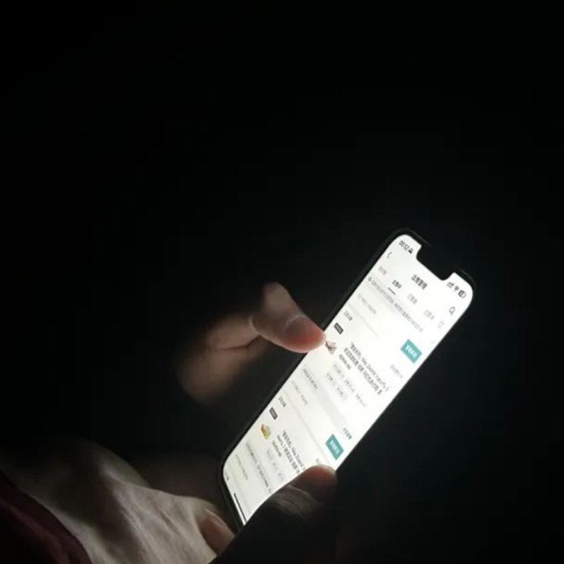 女子每天关灯玩手机半年确诊青光眼