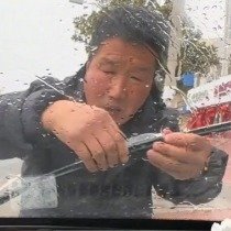爸爸支持打游戏19岁男孩赚钱后回赠车