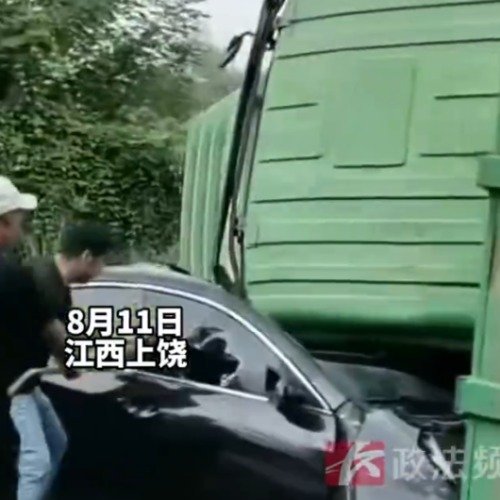 渣土车侧翻小车被压车内人员死里逃生