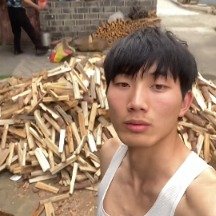 大学生放假回家帮父亲劈1800斤柴