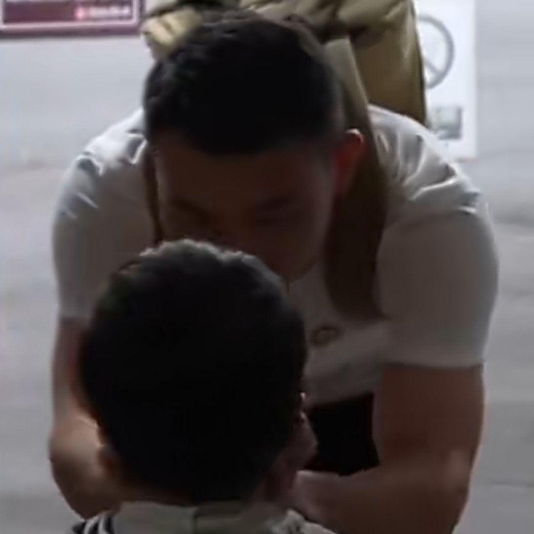 孩子不舍归队的爸爸哭到撕心裂肺