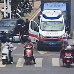 男子路口撞车被旁边救护车秒接诊