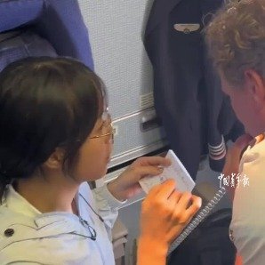 中国女孩跨国航班当起中文播报