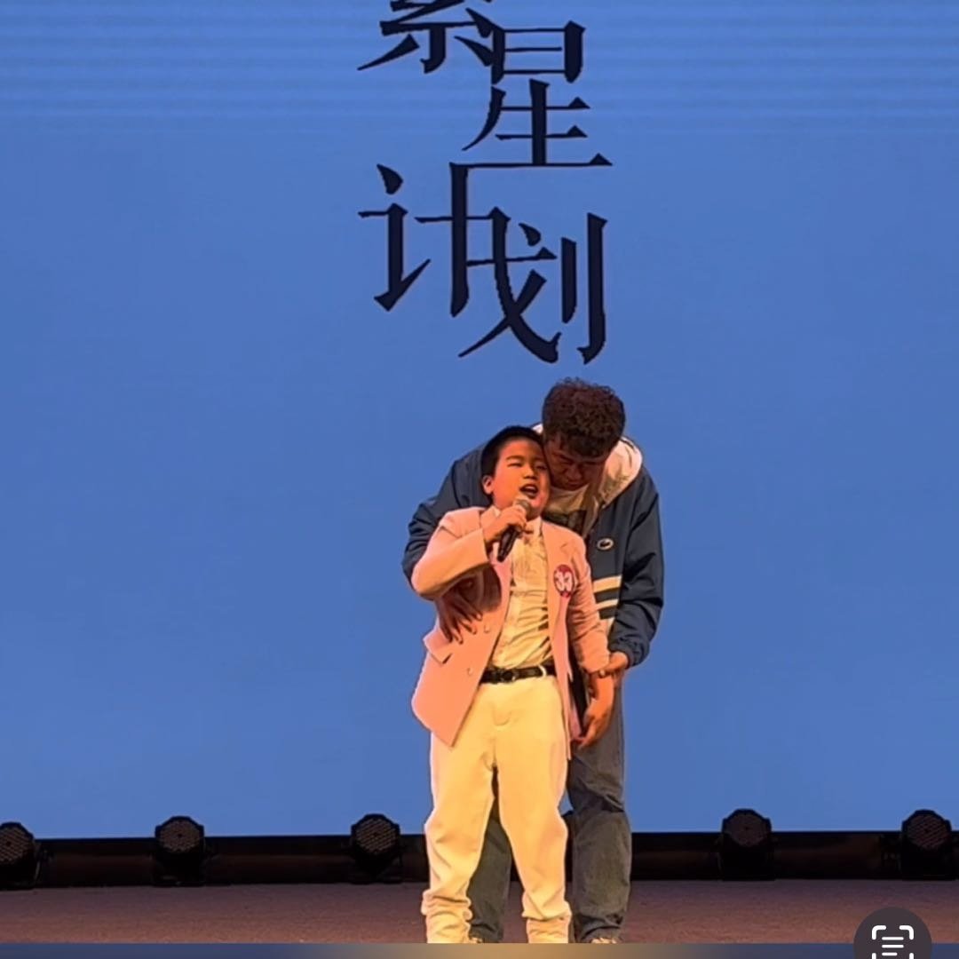 患脑瘫男孩舞台摔倒起来继续朗诵获全场掌声