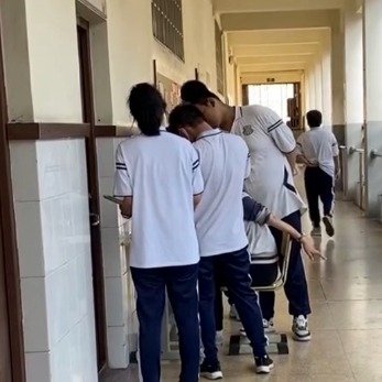 42名高三老师教学楼轮流摆摊式辅导
