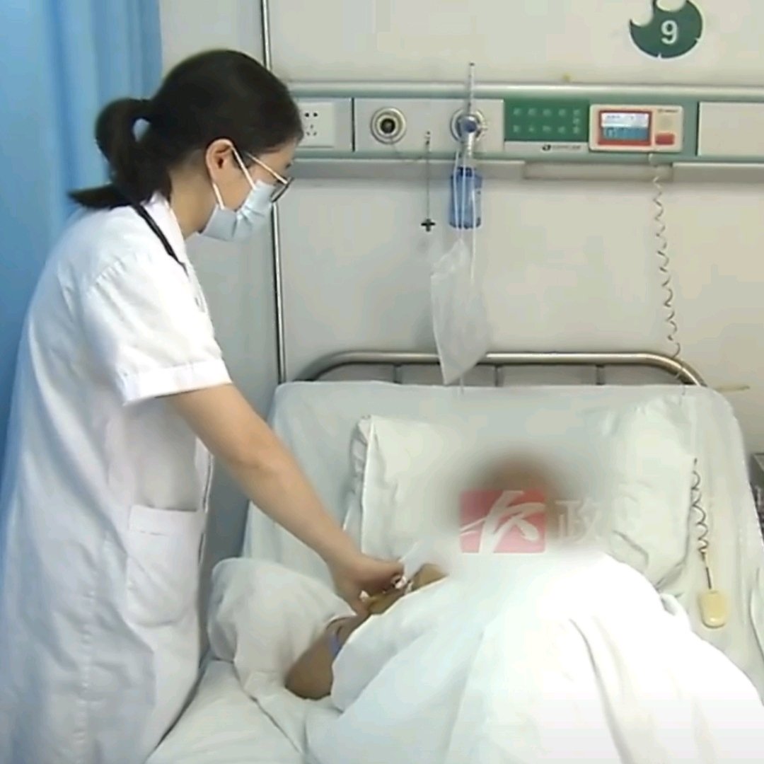 男子不开空调闭门窗隔热引发热射病