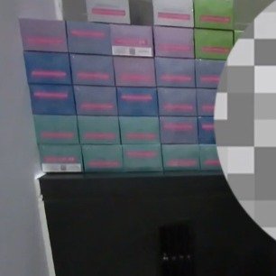 男子为躲海关检查把70条烟藏在机场厕所
