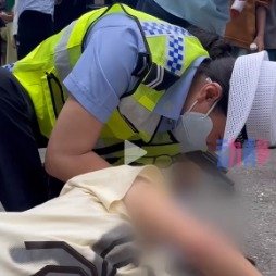 女警忍痛把手放进癫痫女孩口中