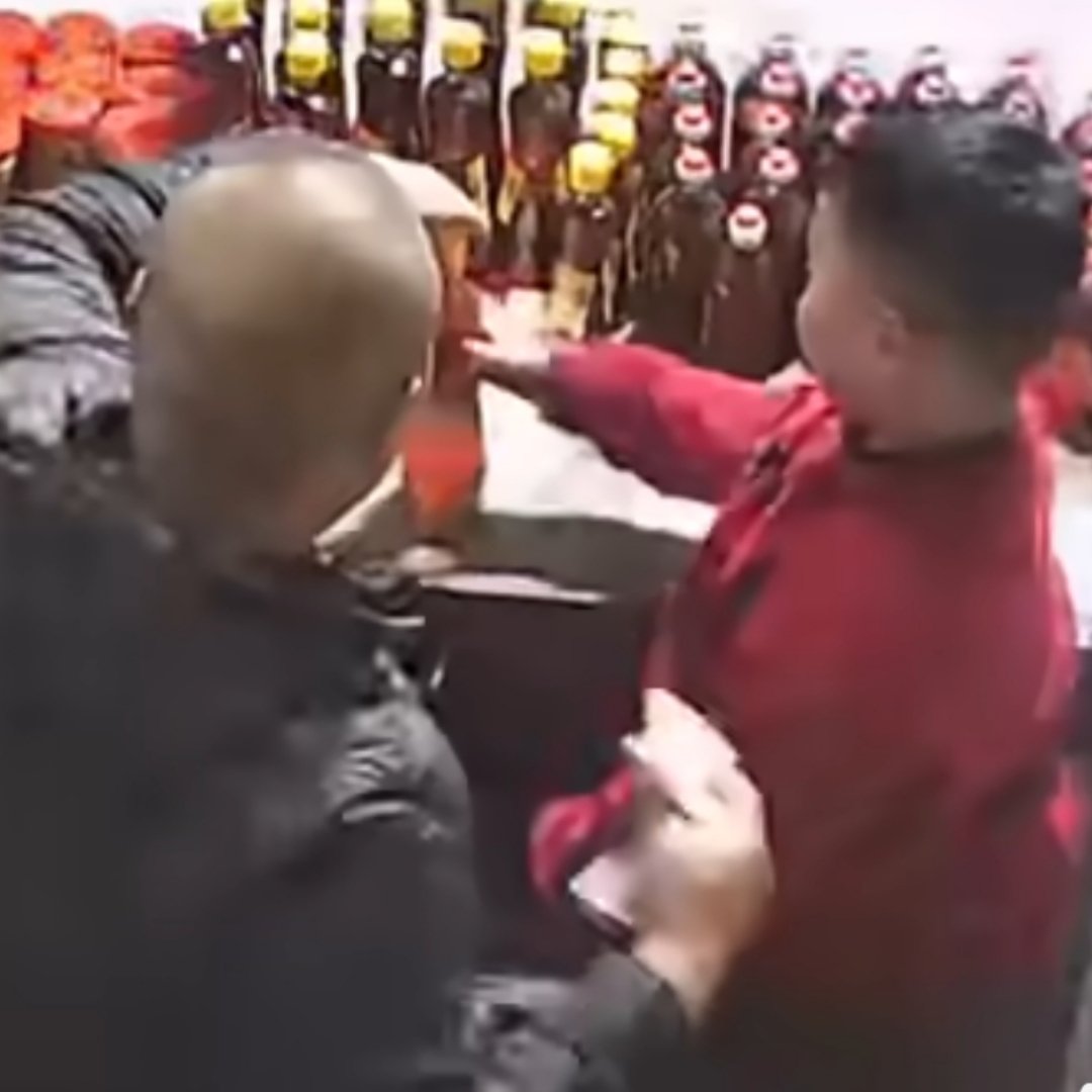 5岁萌娃偶遇老师买菜热情招呼