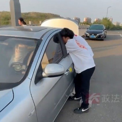 女童被困车内1小时3名中学生破窗救人