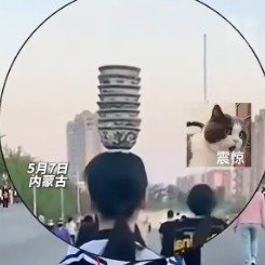 女学生上学路上练习顶碗