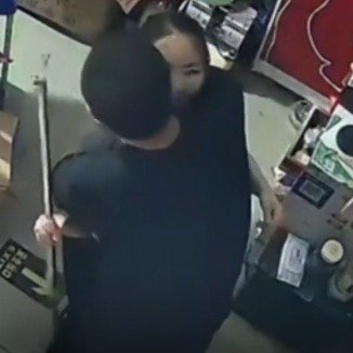 男子救人险丧命回家抱妻子不撒手