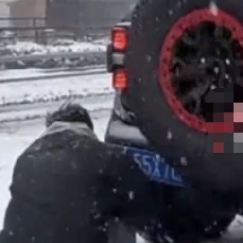 鲁A55X7E暴雪中拖完公交拖扫雪车