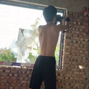单亲男孩高考后5点起床帮家里干活