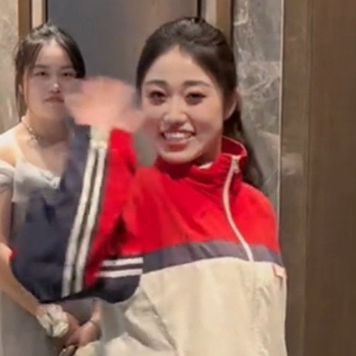 山东一新娘穿校服参加婚礼