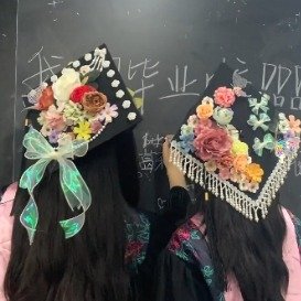 毕业季女生自制簪花学士帽送室友