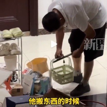 爸爸接女儿放假宿舍里忙忙碌碌寻宝藏