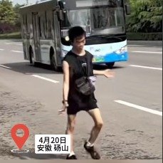 18岁脑瘫少年首次参赛挑战跑完半马