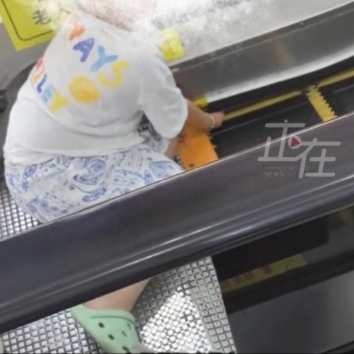 株洲一儿童逆行扶梯摔倒手指被卡