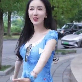 娄艺潇来凉爽的毕节吃豆干