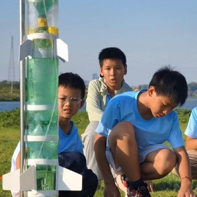 少年自制三级水火箭成功发射