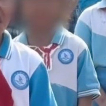 女孩忘戴红领巾机智给自己画了一条