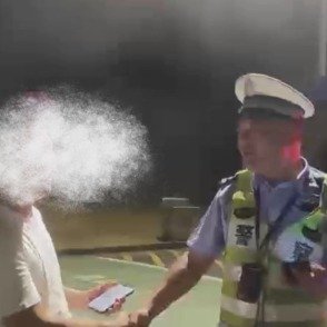 自驾游吵架妻子将丈夫扔在高速上