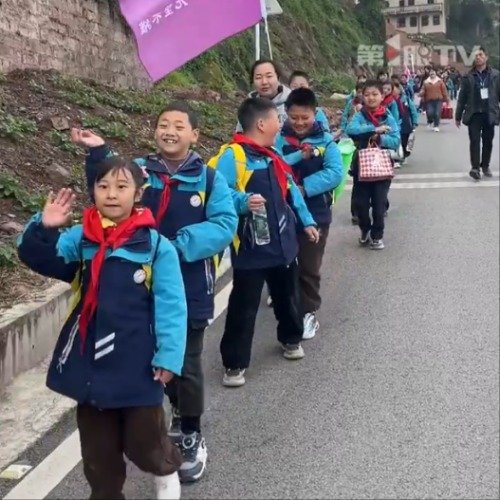 小学生背锅碗瓢盆徒步4公里春游野炊