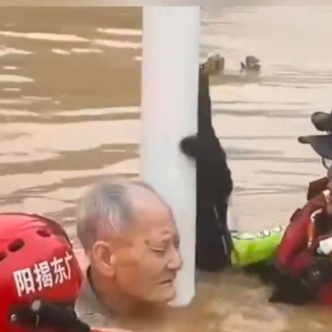 救援人员洪水中逆行救老人