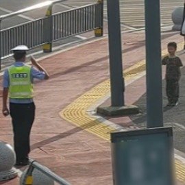 小朋友开心奔向执勤交警献六一礼物