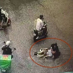 东莞一护士在雨中跪地急救受伤老人