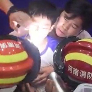 饮料瓶紧咬萌娃舌头消防细心营救
