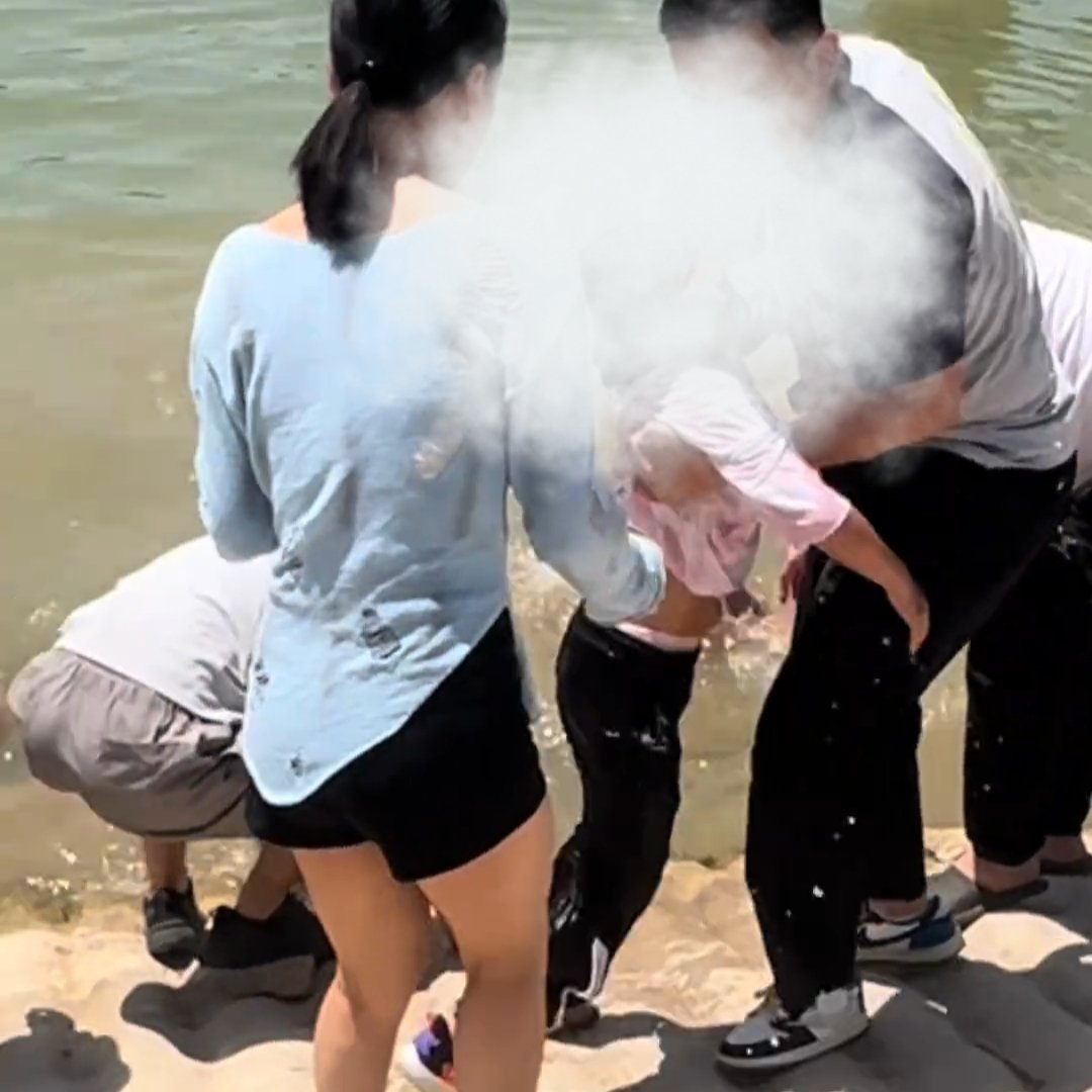 3人救落水女童遇险众人合力拉回
