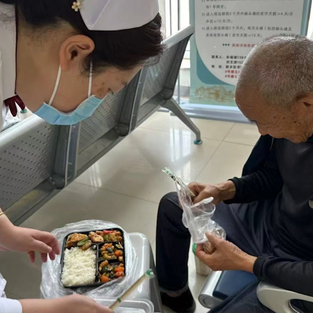 8旬大爷独自就医护士全程陪诊