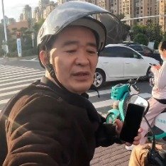 00后做60个汉堡送全班感谢老师拾金不昧
