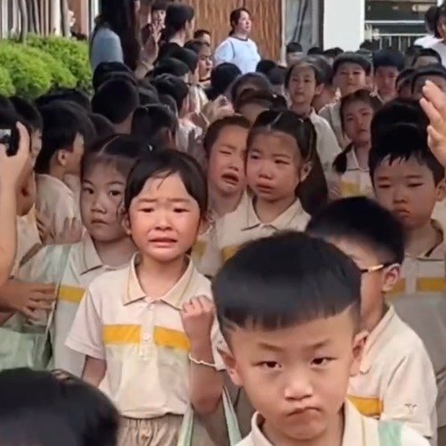 毕业欢送会上老师小朋友不舍流泪